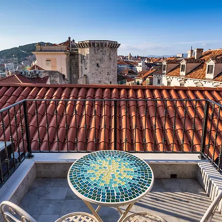 Plaza Marchi Old Town - Mag Quaint & Elegant Boutique