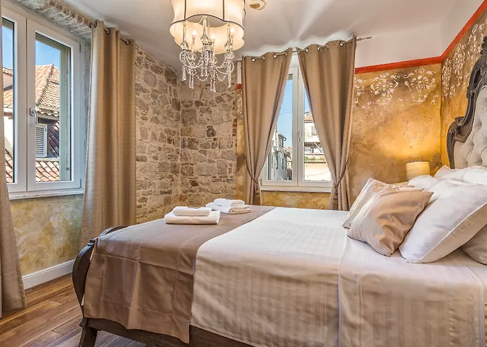 Plaza Marchi Old Town - Mag Quaint & Elegant Boutique