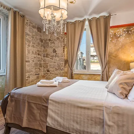 Plaza Marchi Old Town - Mag Quaint & Elegant Boutique