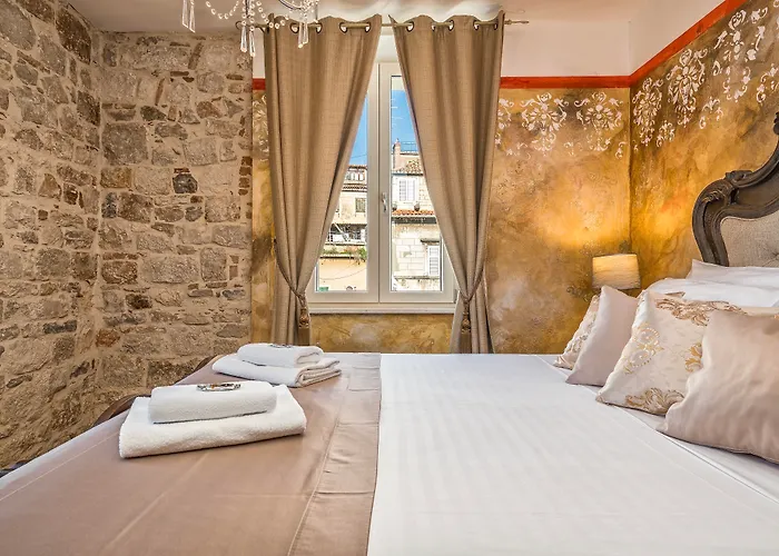 Plaza Marchi Old Town - Mag Quaint & Elegant Boutique