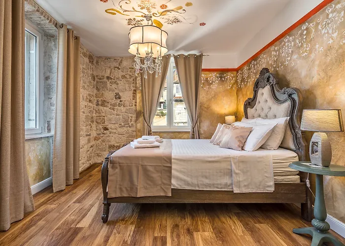 Hotel Plaza Marchi Old Town - Mag Quaint & Elegant Boutique