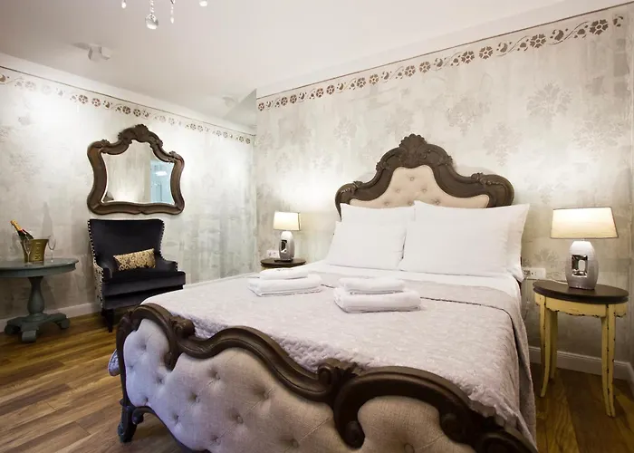 Plaza Marchi Old Town - Mag Quaint & Elegant Boutique