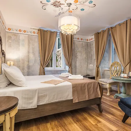 Plaza Marchi Old Town - Mag Quaint & Elegant Boutique Split